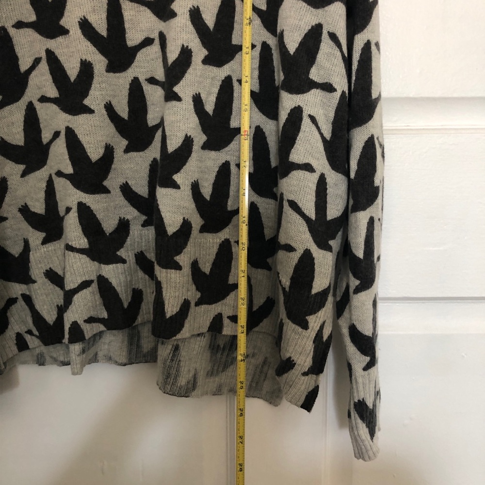 H&M Black Grey Swallow Bird Print Pattern Sweater Medium - Picture 7 of 7